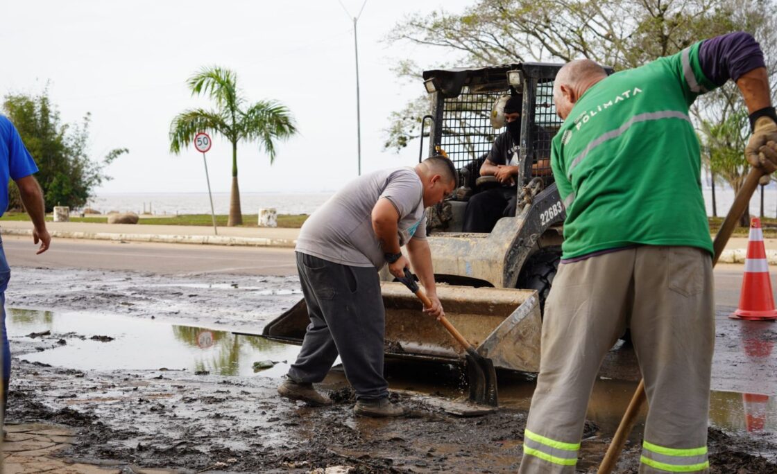 Operação de remoção de entulhos e limpeza de bocas de lobo é intensificada em áreas com risco de alagamento