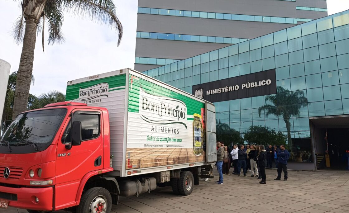 Bom Princípio Alimentos distribui 12 mil potes de chocolate cremoso com rótulos alusivos ao RS e que trazem as palavras Amor e Coragem