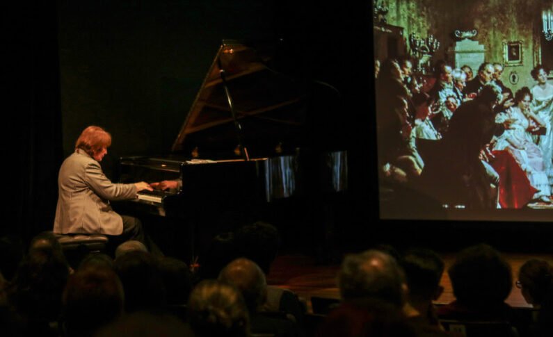 Olinda Allessandrini e Tiago Halewicz resgatam a história do piano em audição comentada de música erudita