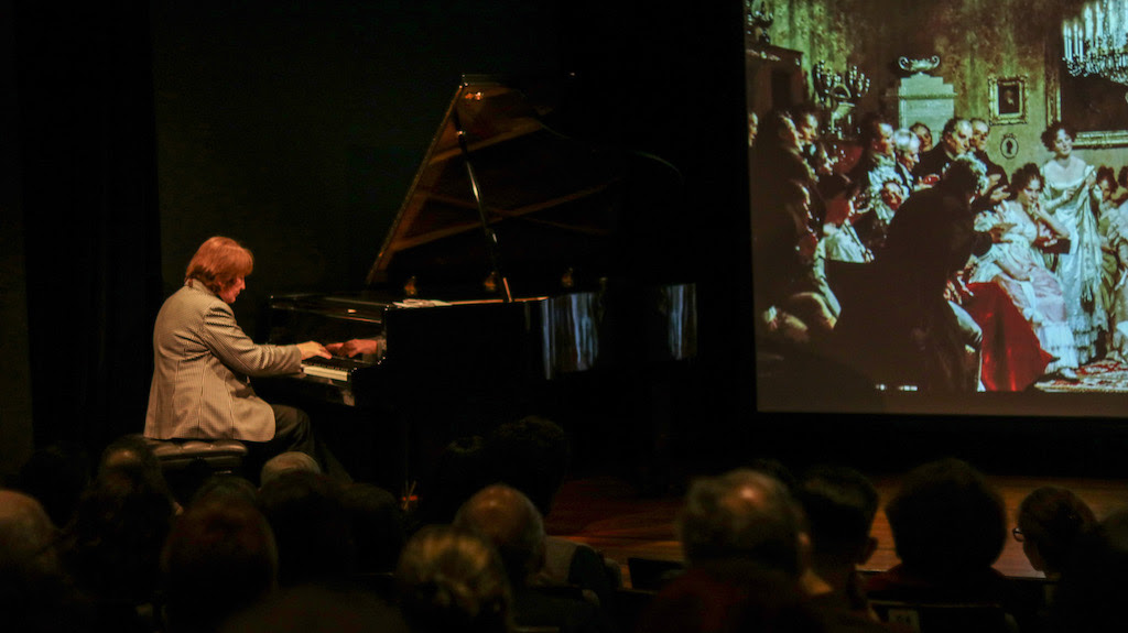 Olinda Allessandrini e Tiago Halewicz resgatam a história do piano em audição comentada de música erudita