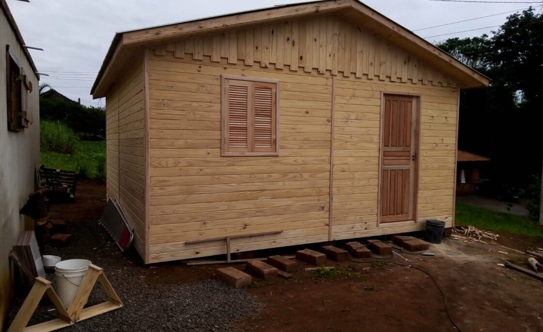 Casas que serão doadas pela Campanha Fé no Rio Grande aos municípios atingidos pelas enchentes começam a ser produzir