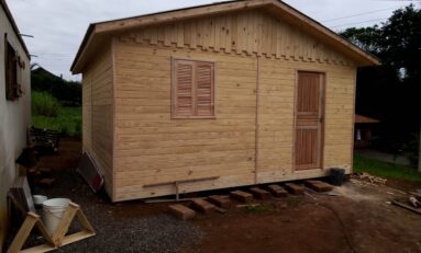 Casas que serão doadas pela Campanha Fé no Rio Grande aos municípios atingidos pelas enchentes começam a ser produzir