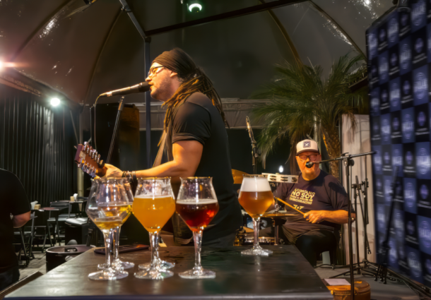 Para celebrar o Dia Internacional da Cerveja, Food Hall Dado Bier promove Degustação Acústica com Sady Homrich, Rafa Braz e Estevão Camargo