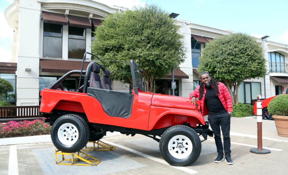 Jeep autografado por ídolos colorados marca presença na 47ª edição da Expointer