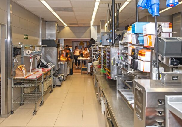 Anos de Portas Abertas: McDonald's revela que 97% dos clientes passaram a avaliar melhor seus produtos após conhecerem as cozinhas da rede
