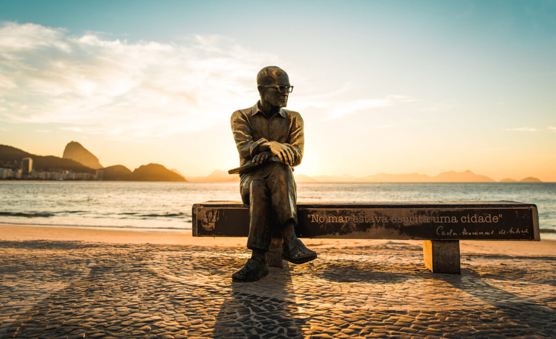 Rafael Bassi analisa obras de Manuel Bandeira e Carlos Drummond de Andrade em curso de poesia no Instituto Ling