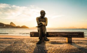 Rafael Bassi analisa obras de Manuel Bandeira e Carlos Drummond de Andrade em curso de poesia no Instituto Ling