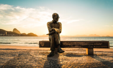 Rafael Bassi analisa obras de Manuel Bandeira e Carlos Drummond de Andrade em curso de poesia no Instituto Ling