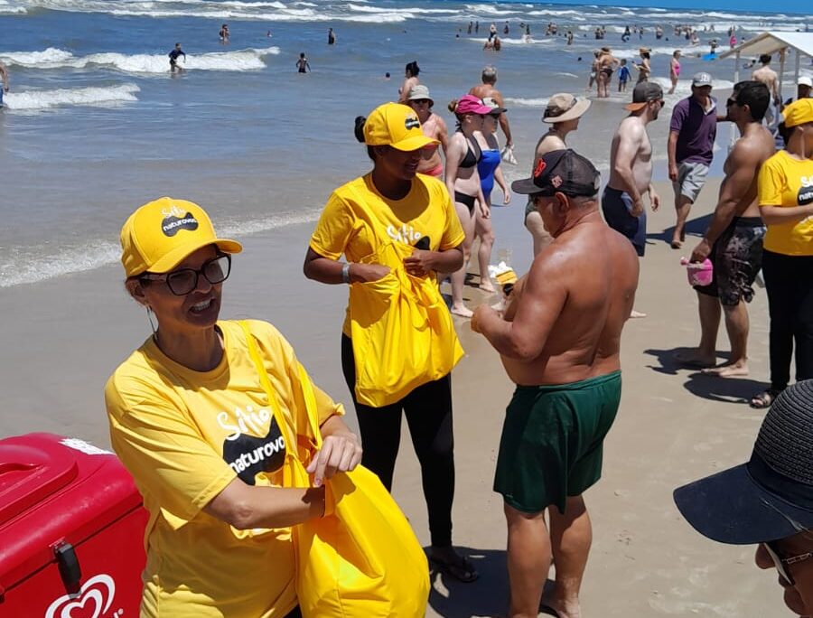 Blitz da Naturovos surpreende veranistas no litoral gaúcho