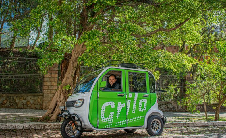 Triciclos elétricos da Grilo realizaram em 2024 seis voltas na Terra sem poluir