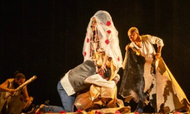 Fundado por Ariano Suassuna, Grupo Grial traz espetáculo Uma Mulher Vestida de Sol para o recém-inaugurado Teatro Simões Lopes Neto
