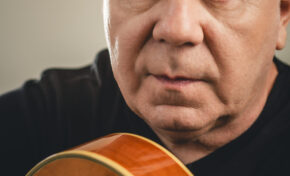 Nei Lisboa apresenta show voz e violão no Teatro CIEE no dia 12 de abril