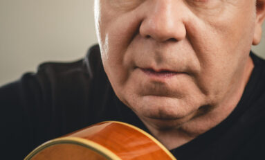 Nei Lisboa apresenta show voz e violão no Teatro CIEE no dia 12 de abril