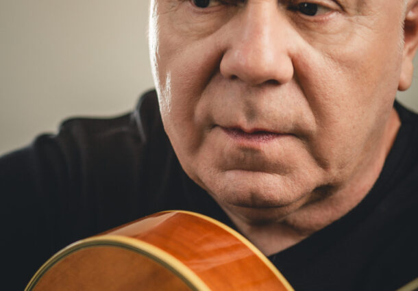 Nei Lisboa apresenta show voz e violão no Teatro CIEE no dia 12 de abril