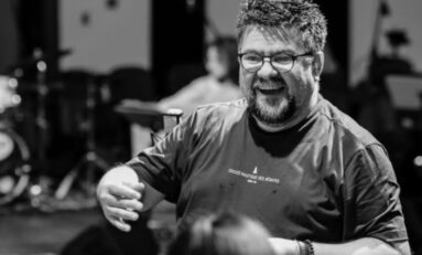 Maestro Pablo Trindade ministra oficina de canto em grupo no Centro Cultural 25 de Julho de Porto Alegre