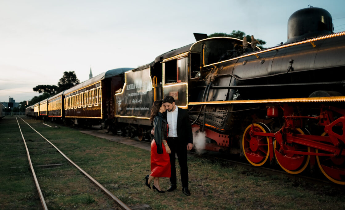 Passeio de Dia dos Namorados na Maria Fumaça terá jantar harmonizado servido no trem