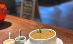 Snooker Tigre estreia cardápio de caldos e vinhos  