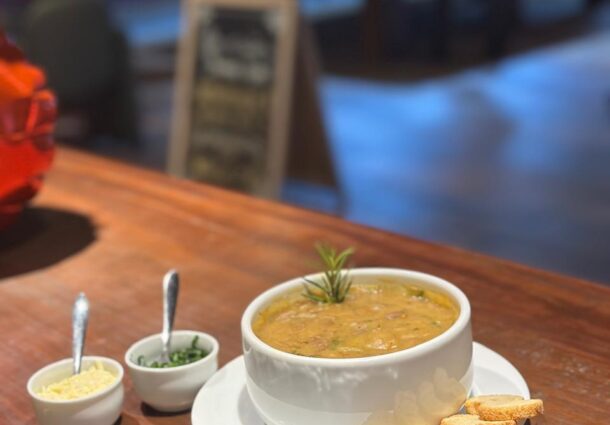 Snooker Tigre estreia cardápio de caldos e vinhos  