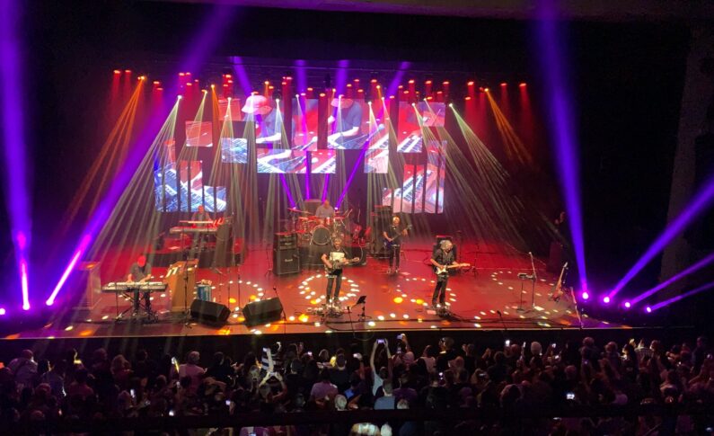 Dire Straits Legacy vai voltar ao Brasil e subirá ao palco do Auditório Araújo Vianna, no dia 6 de novembro de 2025