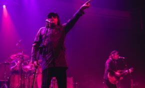 Cachorro Grande comemora 20 anos do álbum Pista Livre em show com participação de ícones do rock gaúcho