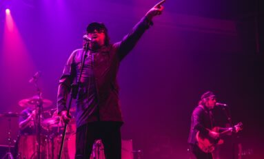 Cachorro Grande comemora 20 anos do álbum Pista Livre em show com participação de ícones do rock gaúcho