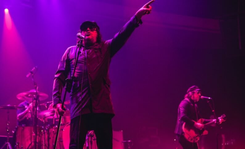 Cachorro Grande comemora 20 anos do álbum Pista Livre em show com participação de ícones do rock gaúcho