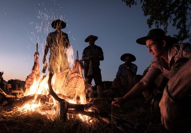 Rancho Tabacaray inaugura exposição “Huachu”, de Guto Oliveira, com foco na lida do campo e nas transformações do Pampa