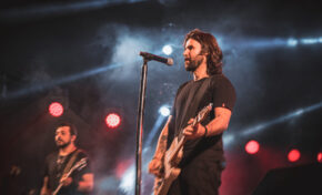 Reação em Cadeia une hits e novidades no show A Última Batida, em Porto Alegre