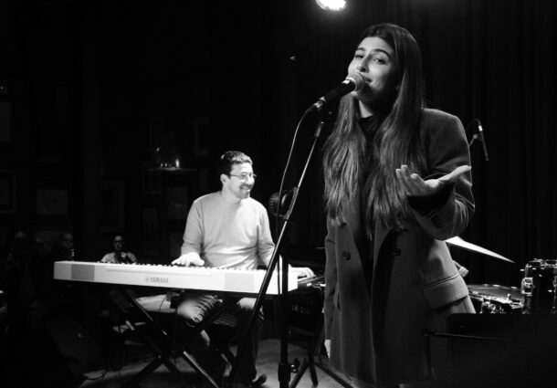 6ª edição do Negroni Day no Encouraçado Butikin coloca as pratas da casa atrás do balcão e show de jazz com Débora Neto