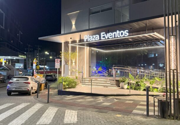 Oktoberfest em Blumenau impulsiona investimento no Salão Cristal que ganha uma entrada pela Rua Curt Hering   