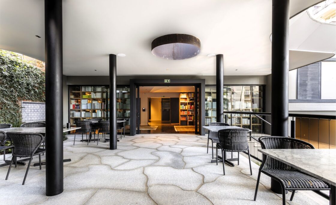 Pioneira em Porto Alegre, livraria conecta café, vinho e arte