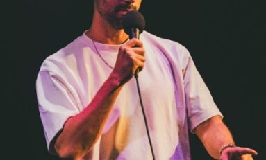 Comediante e músico americano Morgan Jay confirma apresentação inédita em Porto Alegre