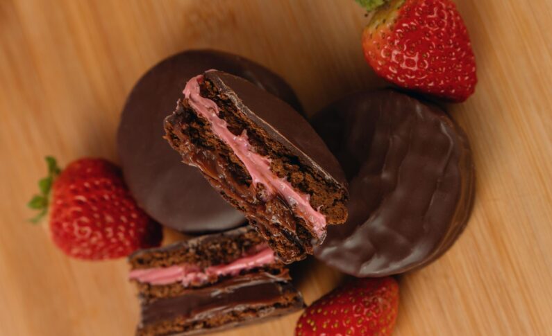 Alfajor Mousse de Morango & Chocolate da Doces Boa Vista chega ao mercado