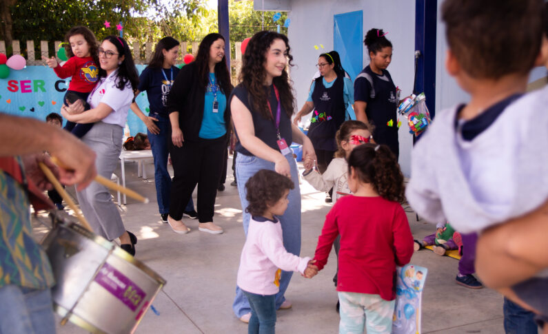 Caravana de Dia das Crianças da Alma Mater levou alegria e atividades a 15 escolas de Porto Alegre