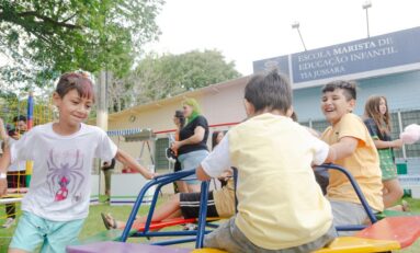Caravana de Dia das Crianças da Alma Mater leva alegria e atividades a 15 escolas de Porto Alegre