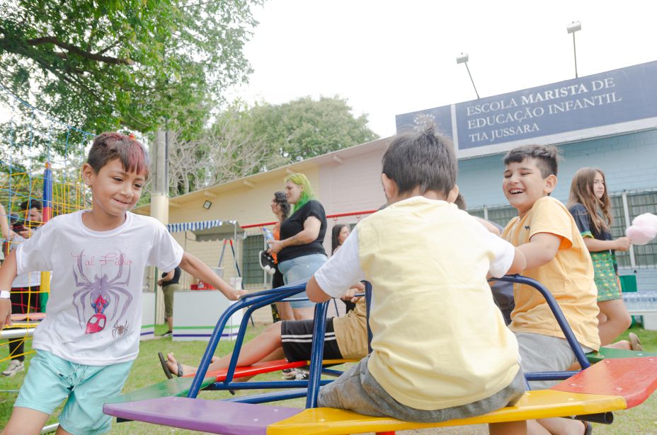 Caravana de Dia das Crianças da Alma Mater leva alegria e atividades a 15 escolas de Porto Alegre
