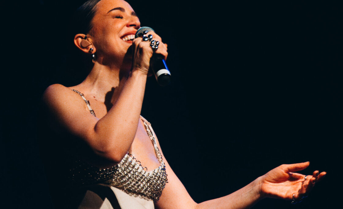 Roberta Sá celebra 20 anos de carreira com show intimista em Porto Alegre