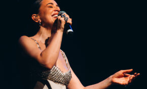 Roberta Sá celebra 20 anos de carreira com show intimista em Porto Alegre