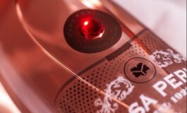 Casa Perini lança espumante Rubi, brut rosé decorado com cristal austríaco vermelho