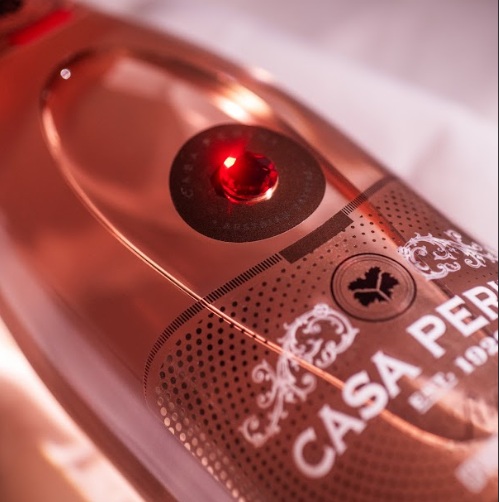 Casa Perini lança espumante Rubi, brut rosé decorado com cristal austríaco vermelho