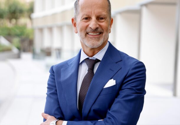 Ed Salvato, referência global em turismo LGBTQ+, estreia no Festuris 2025