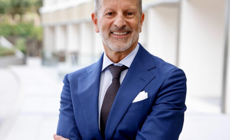 Ed Salvato, referência global em turismo LGBTQ+, estreia no Festuris 2025