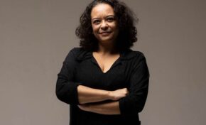 Ana Maria Gonçalves ministra aula aberta ao público em Porto Alegre