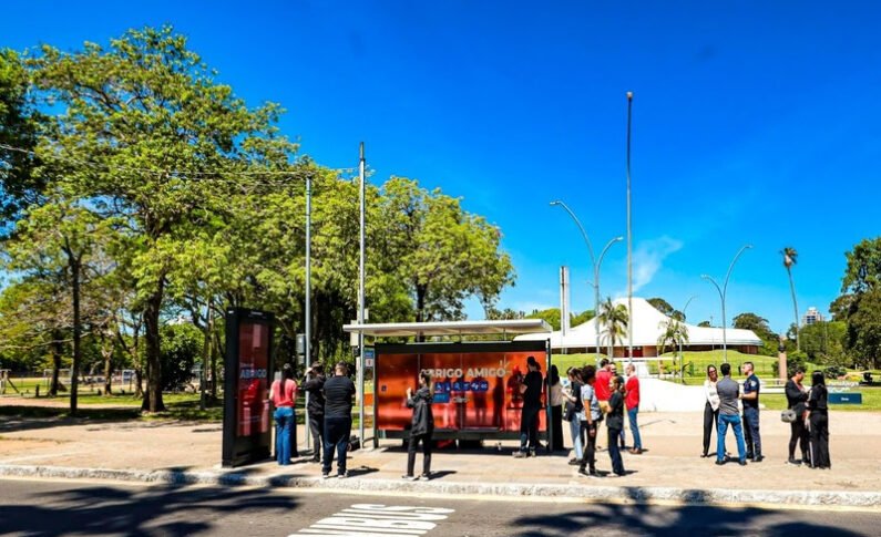 Eletromidia e Claro anunciam expansão do projeto Abrigo Amigo em Porto Alegre
