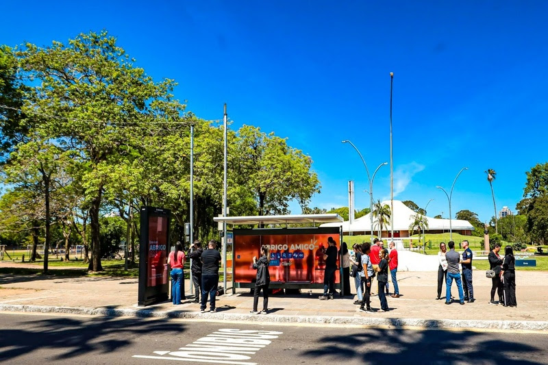 Eletromidia e Claro anunciam expansão do projeto Abrigo Amigo em Porto Alegre