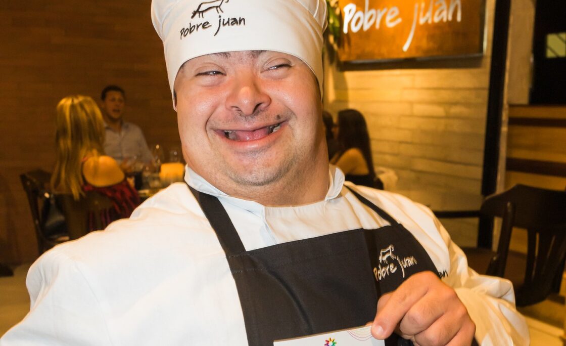 Pessoas com deficiência assumem a cozinha em jantar beneficente no Pobre Juan