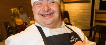 Pessoas com deficiência assumem a cozinha em jantar beneficente no Pobre Juan