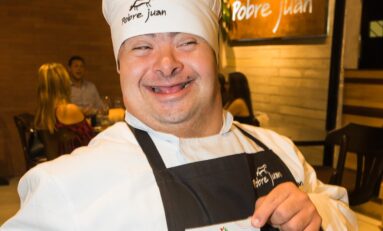 Pessoas com deficiência assumem a cozinha em jantar beneficente no Pobre Juan