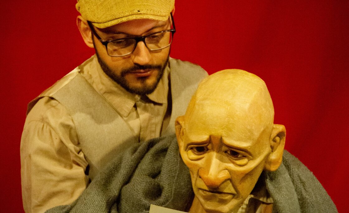 Inspirado na fábula clássica, espetáculo de bonecos Geppetto retrata a relação entre um filho, já adulto, e o pai, que precisa de cuidados na velhice