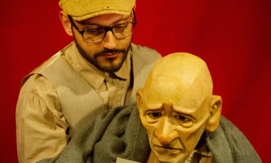 Inspirado na fábula clássica, espetáculo de bonecos Geppetto retrata a relação entre um filho, já adulto, e o pai, que precisa de cuidados na velhice